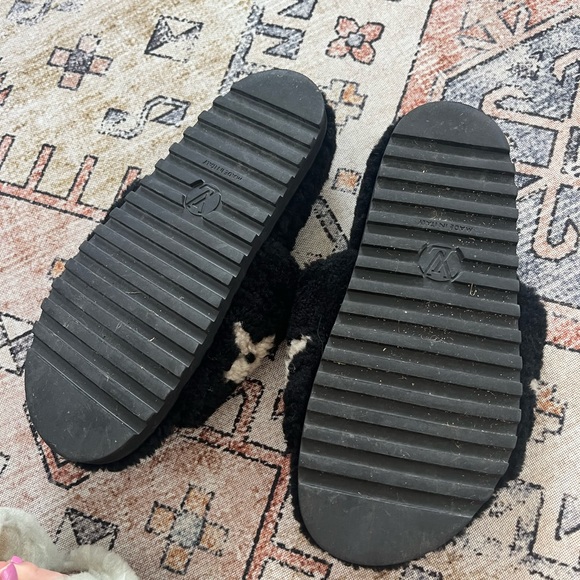 AUTHENTIC LOUIS VUITTON SLIPPERS - Picture 2 of 4
